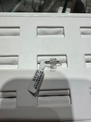 une télécommande posée sur un boîtier blanc
