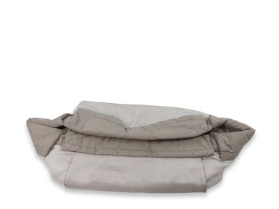une image représentant un lit recouvert d'une couverture