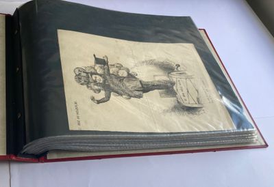 un livre ouvert sur lequel figure le dessin d'un homme au volant d'un tracteur