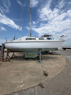 un bateau qui repose sur le fond dans l'eau