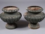 deux vases posés l'un à côté de l'autre sur une table