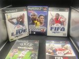 trois jeux vidéo différents exposés dans une vitrine