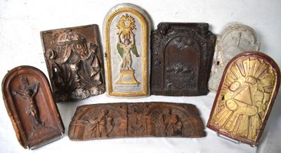 de nombreux types de plaques religieuses sur un fond blanc