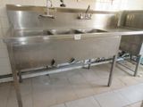 un grand évier en inox au milieu d'une cuisine