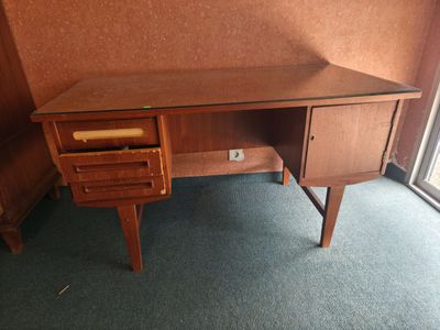 Un bureau ouvrant à trois tiroirs et une porte de style scan…