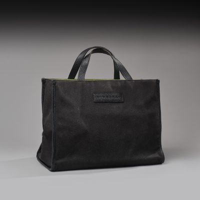 un sac fourre-tout noir posé sur une table