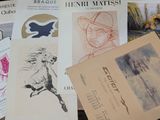 de nombreux types d'affiches différents sur la table