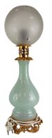 Lampe à pétrole en opaline verte.