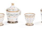 trois tasses et une théière posées sur une table