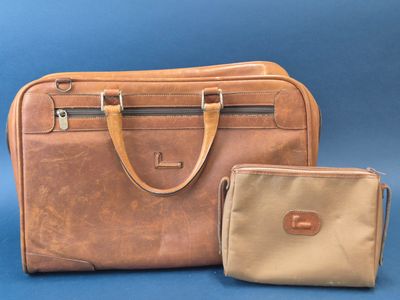 deux bagages posés l'un à côté de l'autre sur un fond bleu