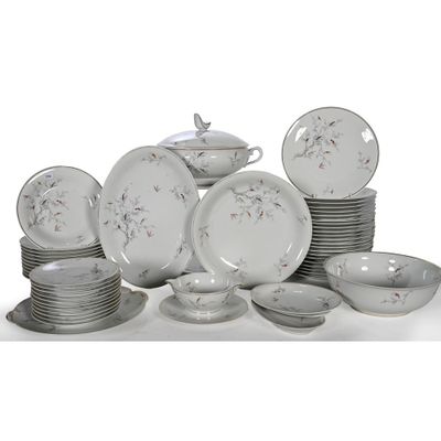 plusieurs assiettes et bols posés sur une table