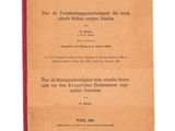 un vieux livre avec une couverture rouge sur fond blanc