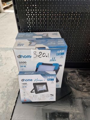 deux cartons contenant du matériel électronique posés par terre