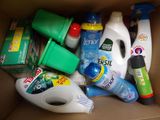une boîte en carton remplie de produits d'entretien et de produits d'entretien