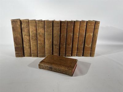 plusieurs vieux livres sont empilés sur une surface blanche