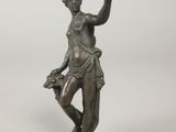 statue en bronze d'une femme tenant un oiseau dans sa main
