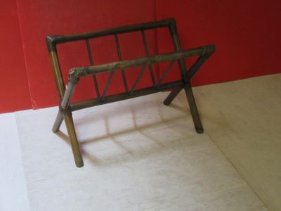 un banc en bois sur lequel se trouve un porte-revues
