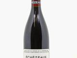 une bouteille de vin posée sur une table