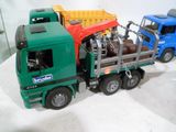 deux camions jouets assis l'un à côté de l'autre