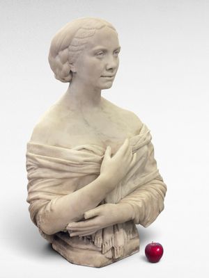 sculpture représentant une femme tenant une pomme rouge sur un fond blanc