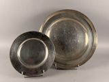 une assiette en argent et une assiette en argent sur fond blanc