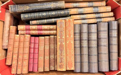 une boîte remplie de vieux livres posée sur une table