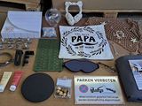 une table sur laquelle se trouvent de nombreux objets