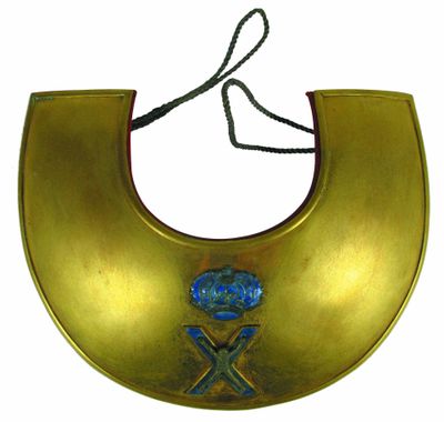 un gros plan d'un collier en or orné d'une pierre bleue