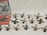 tout un tas de petits avions miniatures posés sur une table