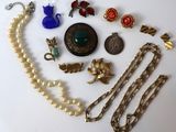 beaucoup de bijoux posés ensemble sur la table