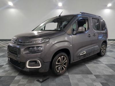 La nouvelle camionnette Citroën est garée sur un sol à damier.