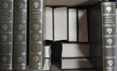 beaucoup de livres qui traînent sur une étagère