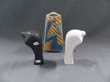 deux figurines placées l'une à côté de l'autre sur une table