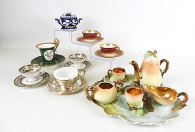 de nombreuses tasses à thé et soucoupes posées sur un plateau