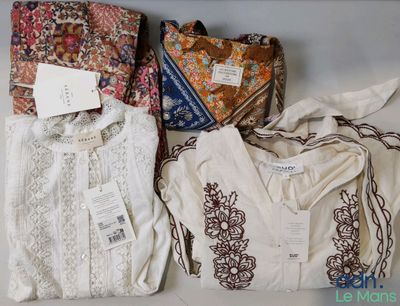 de nombreux types de vêtements exposés sur la table
