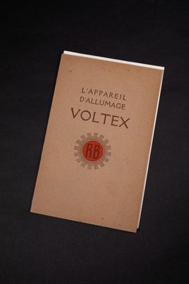 un livre posé sur une table