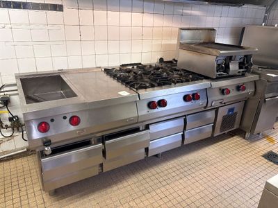 une cuisine équipée d'une cuisinière, d'un four, d'un évier et d'autres appareils électroménagers
