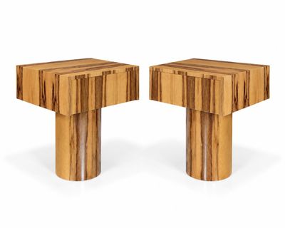 deux morceaux de bois posés l'un sur l'autre sur une surface blanche