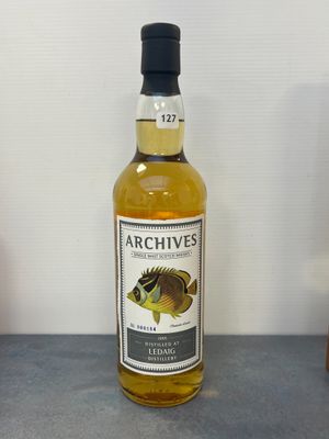 une photo d'une bouteille de whisky posée sur une table