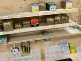 de nombreux types d'outils différents sur les rayons du magasin