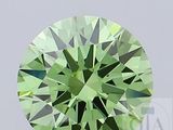 un diamant vert est représenté sur une surface blanche