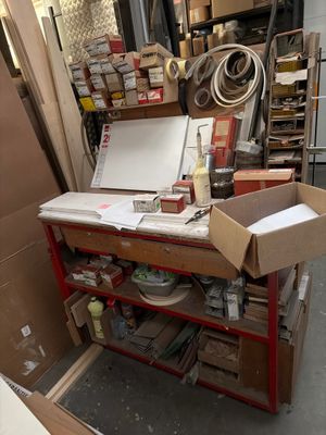 un petit établi sur lequel sont posées de nombreuses boîtes