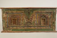 Coffret en bois sculpté à façade polychrome simulant deux ou…