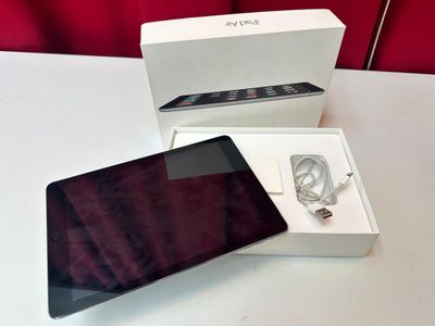 une tablette posée dans une boîte sur une table