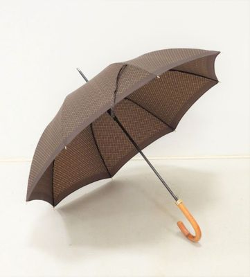 un parapluie marron avec un manche en bois sur un fond blanc