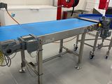 un tapis roulant au milieu d'une usine