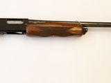 le fusil est posé sur la table, prêt à être utilisé
