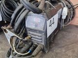 une image d'une machine à souder dans un garage