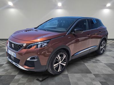 une voiture rouge garée dans un garage au sol en damier