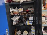 une armoire noire avec une porte bleue dans une pièce